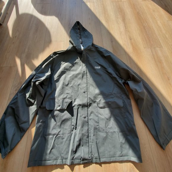 Rain coat - Picture 1 of 7